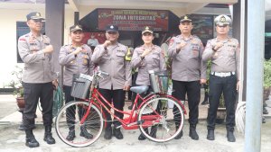 Dukung Literasi Masyarakat, Kapolres Karimun Serahkan Sepeda Kargo Baca kepada Bhabinkamtibmas