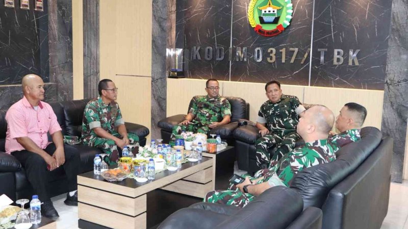Infografis yang memberikan ringkasan fakta utama tentang Karimun.