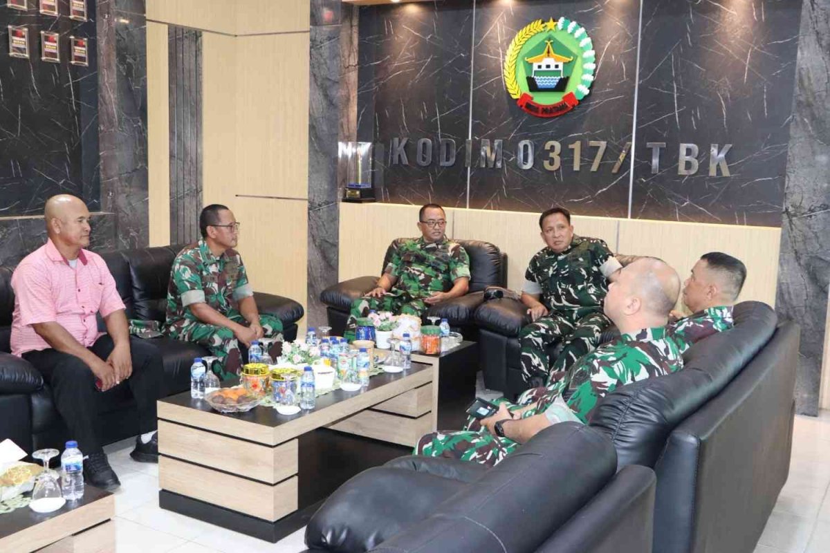 Infografis yang memberikan ringkasan fakta utama tentang Karimun.