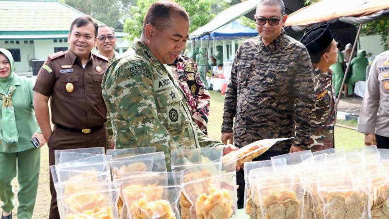  <span class="title-text">Peringati HUT ke-81 TNI, Kodim 0317/TBK Gelar Bazar Pangan Murah</span>