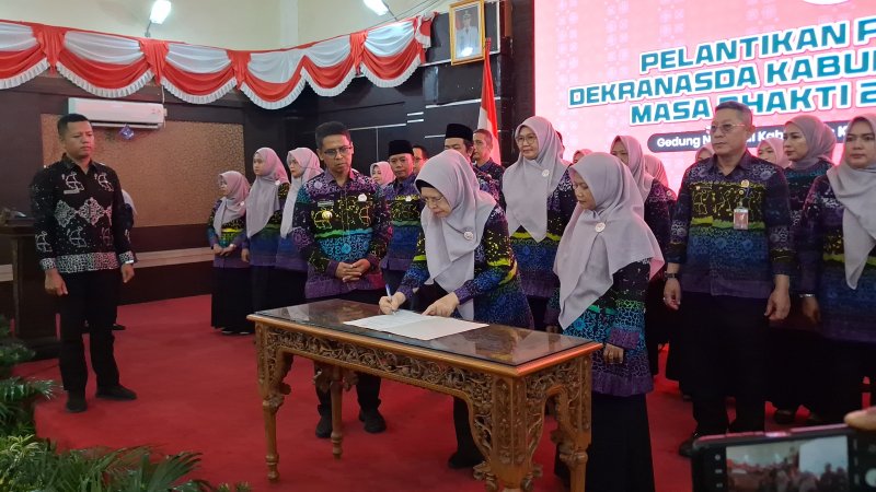  <span class="title-text">Bupati Karimun Lantik Pengurus Dekranasda 2025–2030, Pacu Daya Saing Kerajinan Lokal Hingga Pasar Internasional</span>